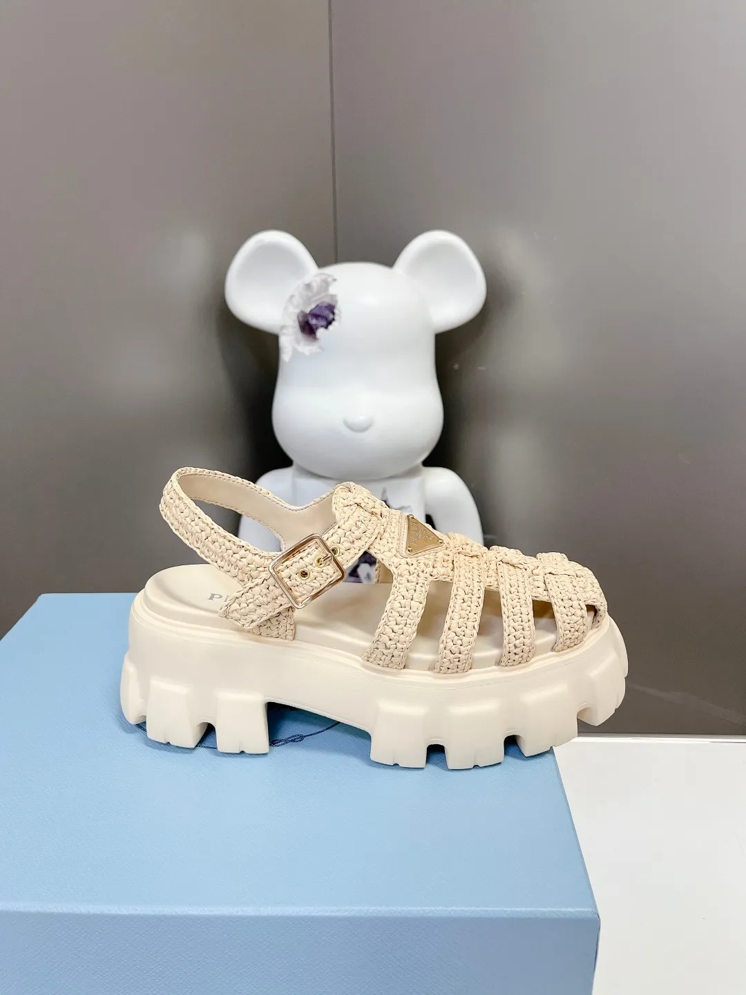 👟👟Ex-factory price 640👟👟 Straw 2023 exclusive version super hot🎊🎊🎊hot prada Prada cage shoes sawtooth Roman braided thick-soled rubber sandals retro fashionable and avant-garde gear teeth 55mm Thick-soled soles, the upper perfectly restores the original craftsmanship, and is made of purely hand-woven uppers. The cost is extremely high, making the whole pair of shoes light and comfortable, full of holiday feel, and bright colors 💐💐💐💐 to satisfy a variety of choices for fashionable people with different styles! The iconic metal triangle logo is paired with the shape of ancient beach sandals. Every design element is fashionable! Code number 35-40